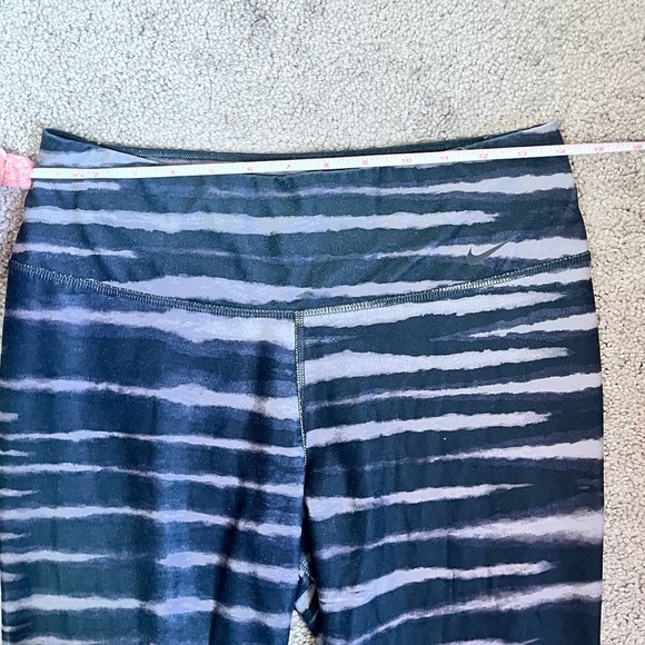 Nike Ten One Black and Gray Capri Leggings Size Medium - Picture 6 of 7